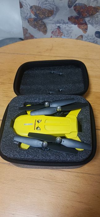 Любителски дрон захранва се с батерии