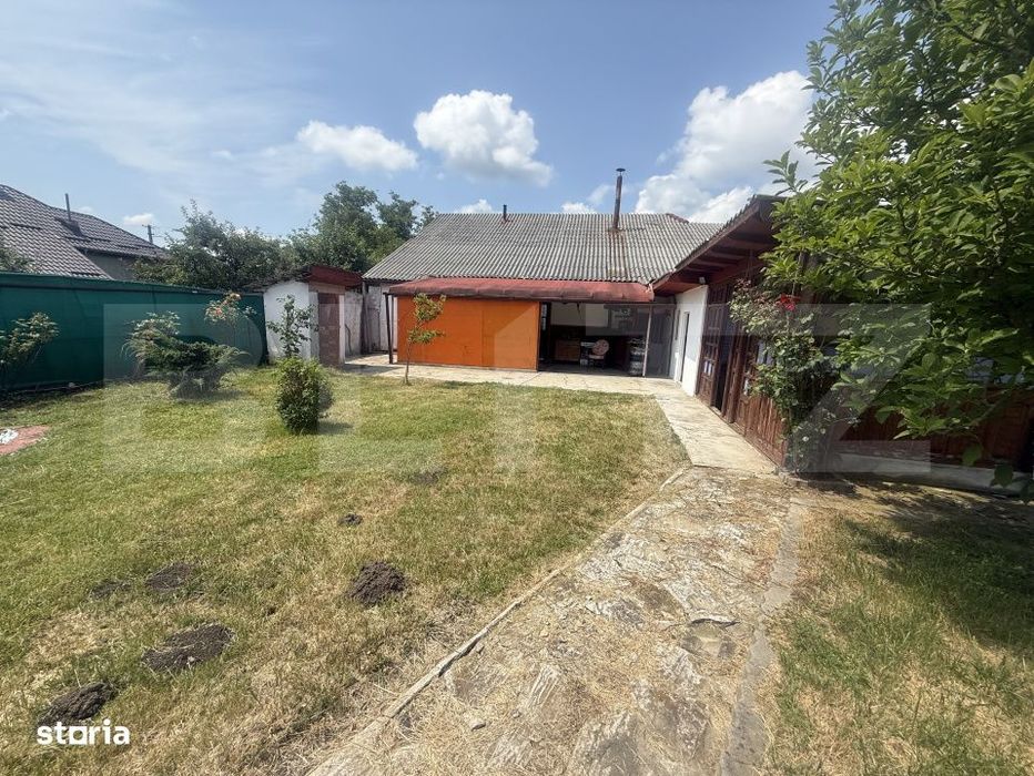 Casa spatioasa, 294 mp, 1.692 mp teren, garaj, terasa si gradina – V