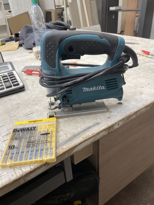 Электролобзик Макита