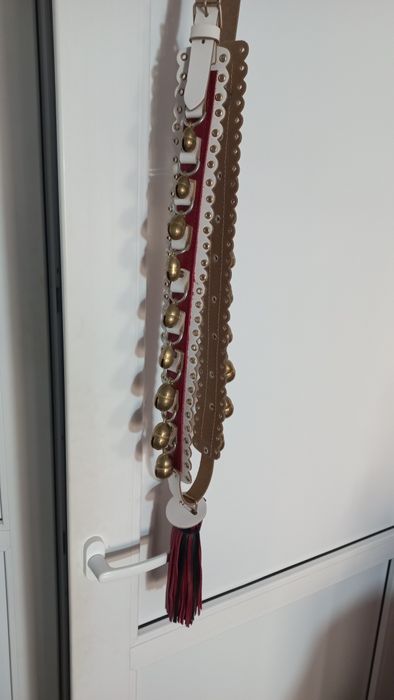 ZGARDA ZURGĂLĂI   , din piele si zurgălăi alama