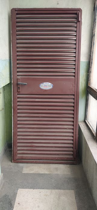 Продавам метална входна врата за апартамент