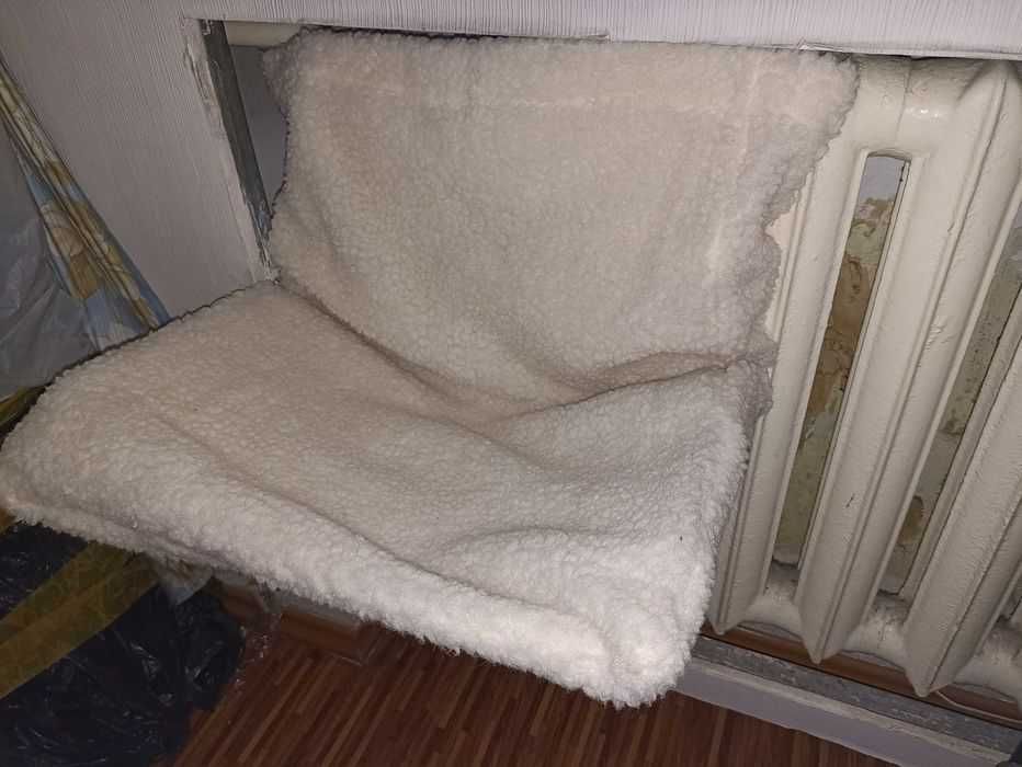 Кровать-лежанка для кошек у батареи