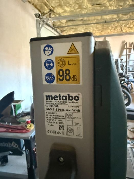Metabo BAS 318 Precision WNB – Ferăstrău cu Bandă Profesional, 900 W, Iluminare LED și Stand Inclus