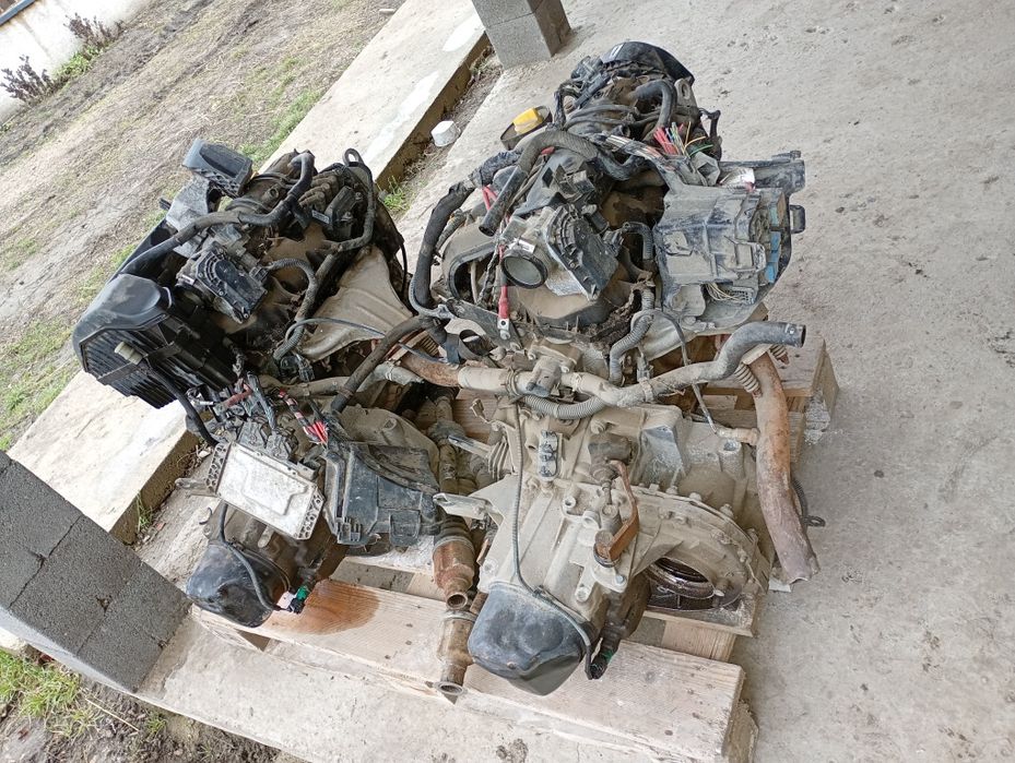 Vând două motoare Dacia Logan cu toate accesoriile și cutie de viteză