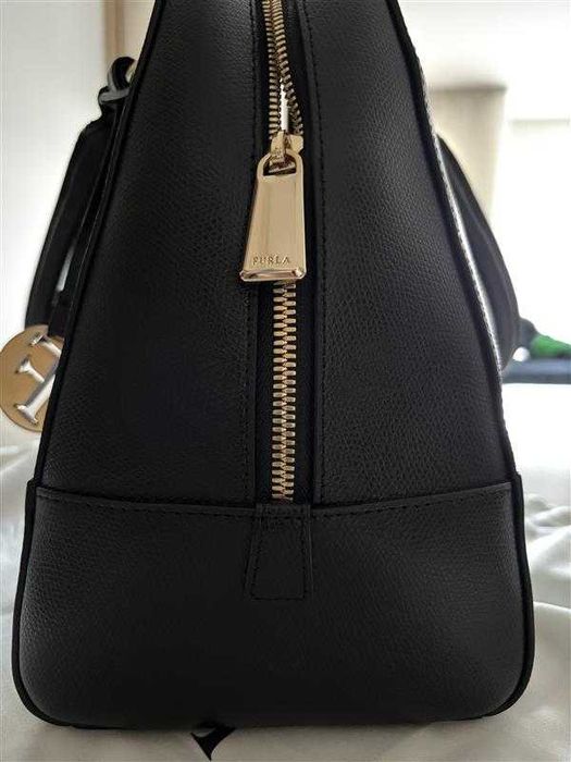 Черна дамска чанта FURLA