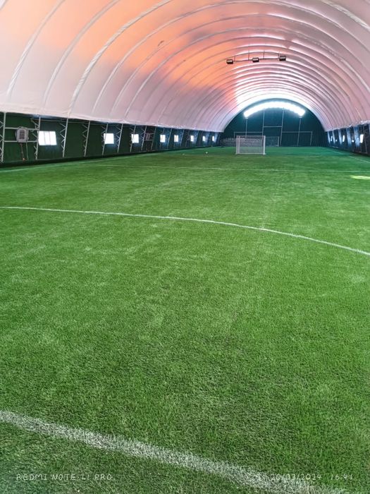 Футбольное поле крытое, футзал на газоне