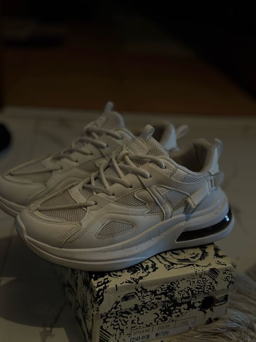 Кроссовки женские 38 р