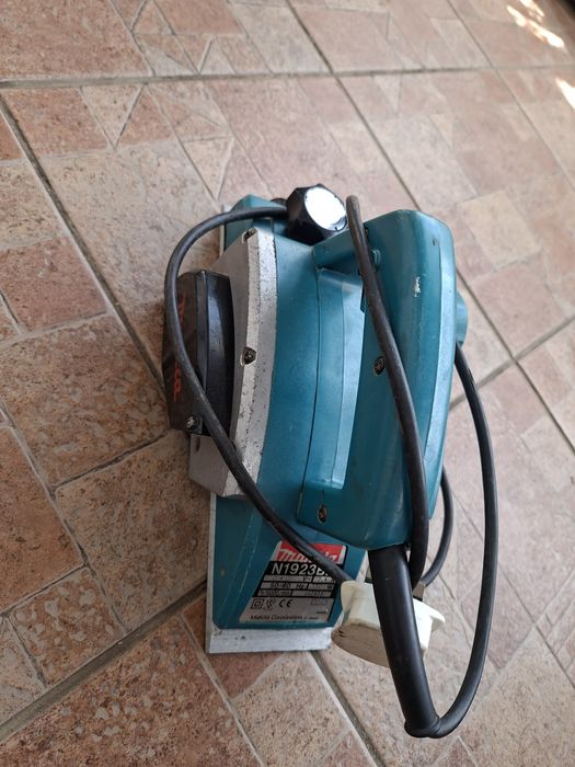 Rindea electrica Makita