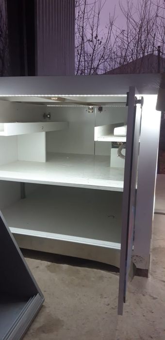 Шкаф стол с стелянной полкой