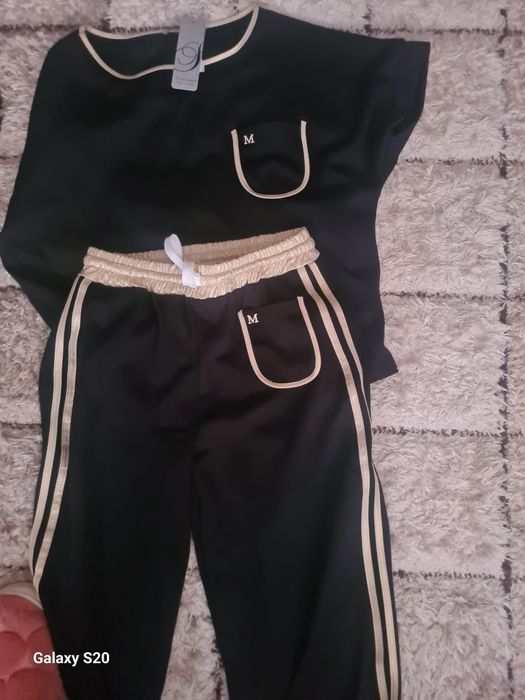 Дамски  нов костюм универсален размер.