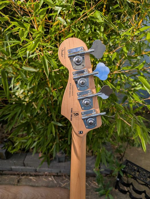 Chitară bass Fender Squier Deluxe Jazz IV Activ, negru