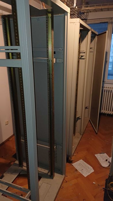 Rack metalic de comunicatie