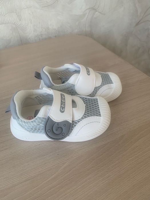 Продам детскую обувь