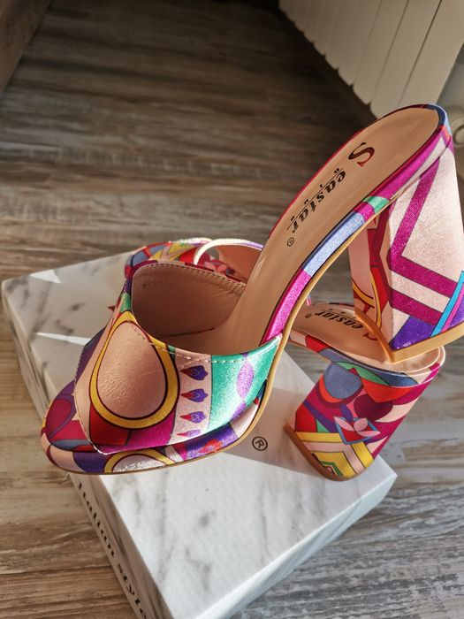 Елегантни цветни чехли