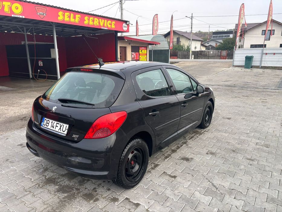 De vânzare merita văzut