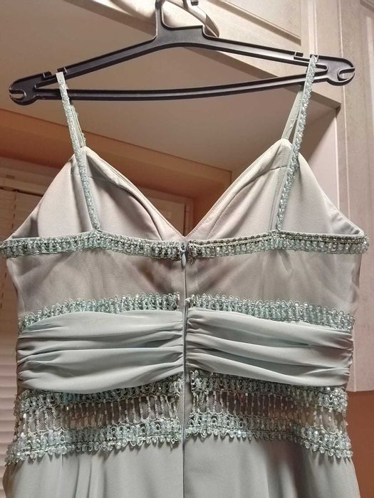 Дълги рокли + къса червена рокля с голи рамене