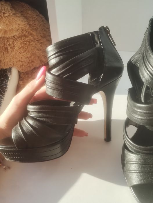 Високи черни токчета