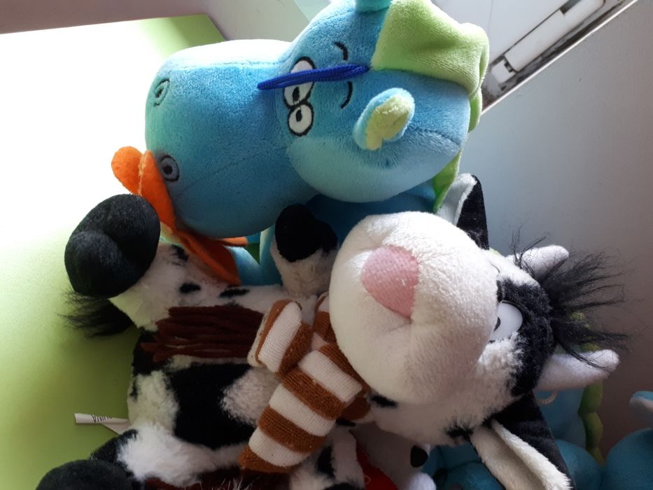 Много плюшки,някои са музикални