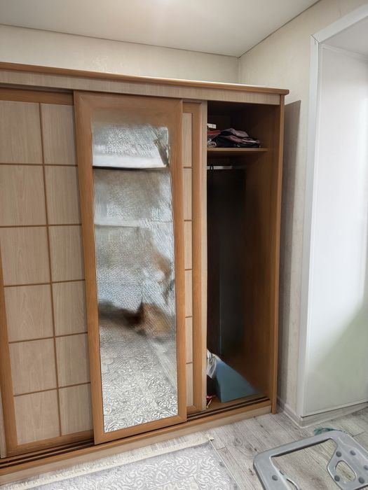 Плательный шкаф с полками для одежды!