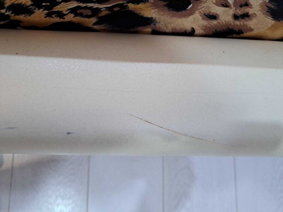 Бяла кожена спалня с матрак