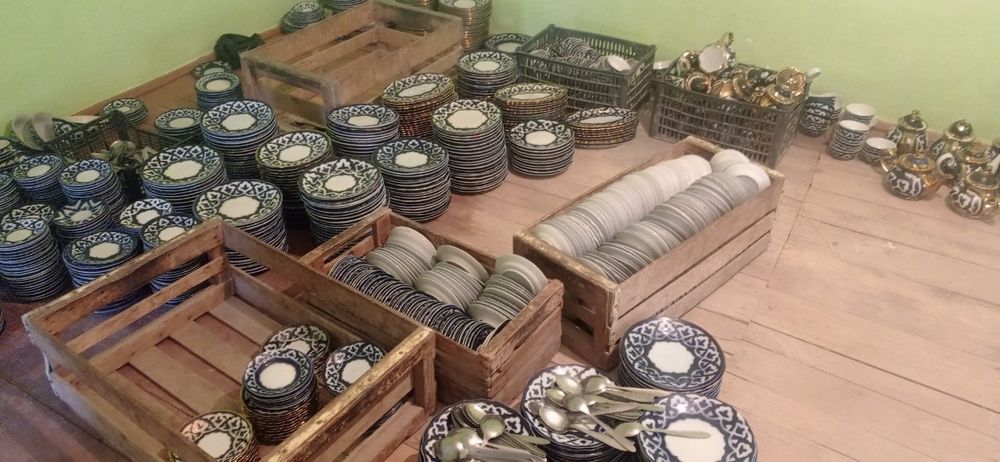 Stol stul idish tovoqlari bilan