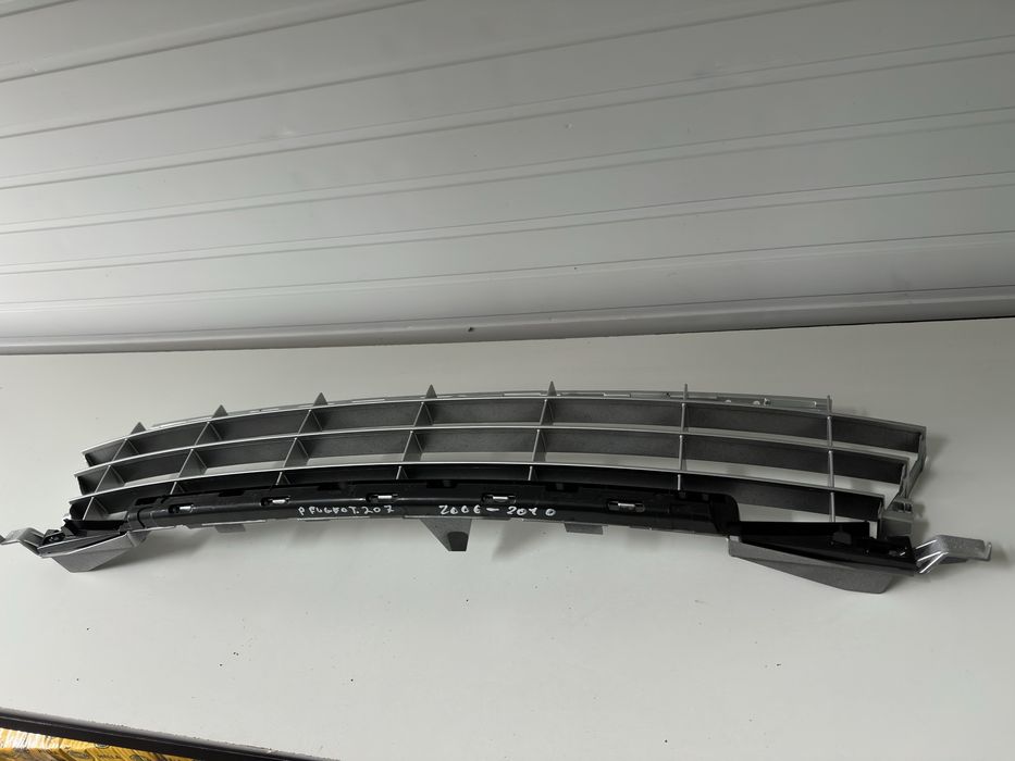 GRILĂ INFERIOARĂ centrala fata  – Peugeot 207 (2006–2012)