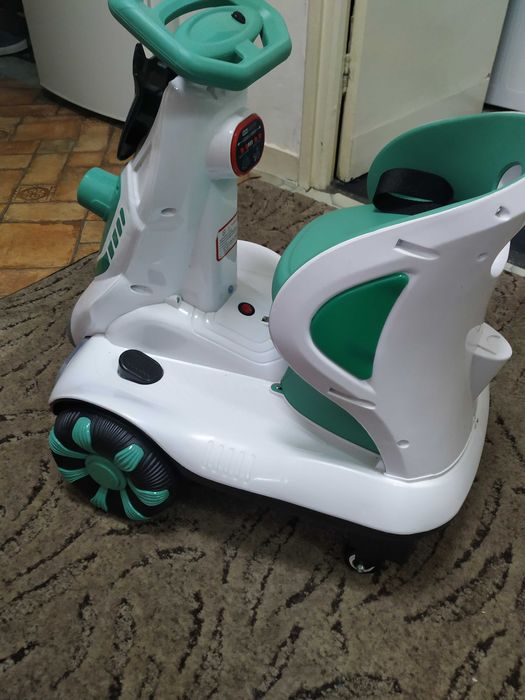 Masinuta electrica pentru copii intre 3 si 7 ani