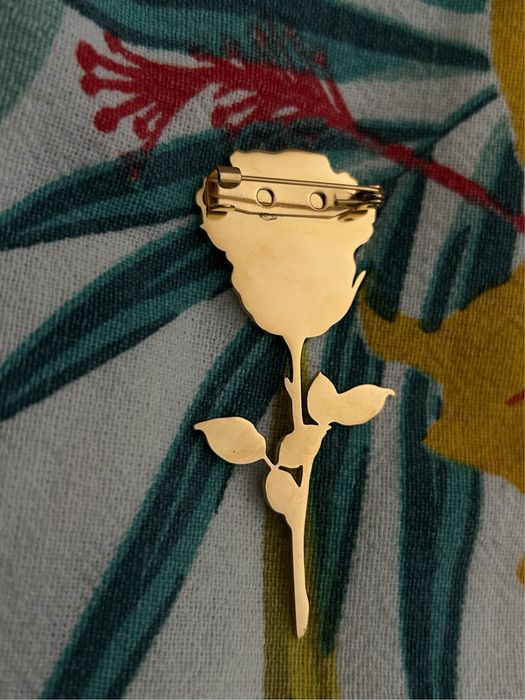 Золотая брошь роза