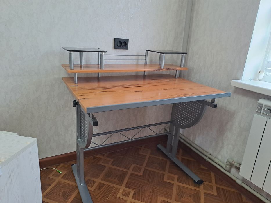 Продается отличный стол для школьника