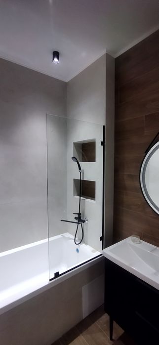 Стеклянные душевые перегородки