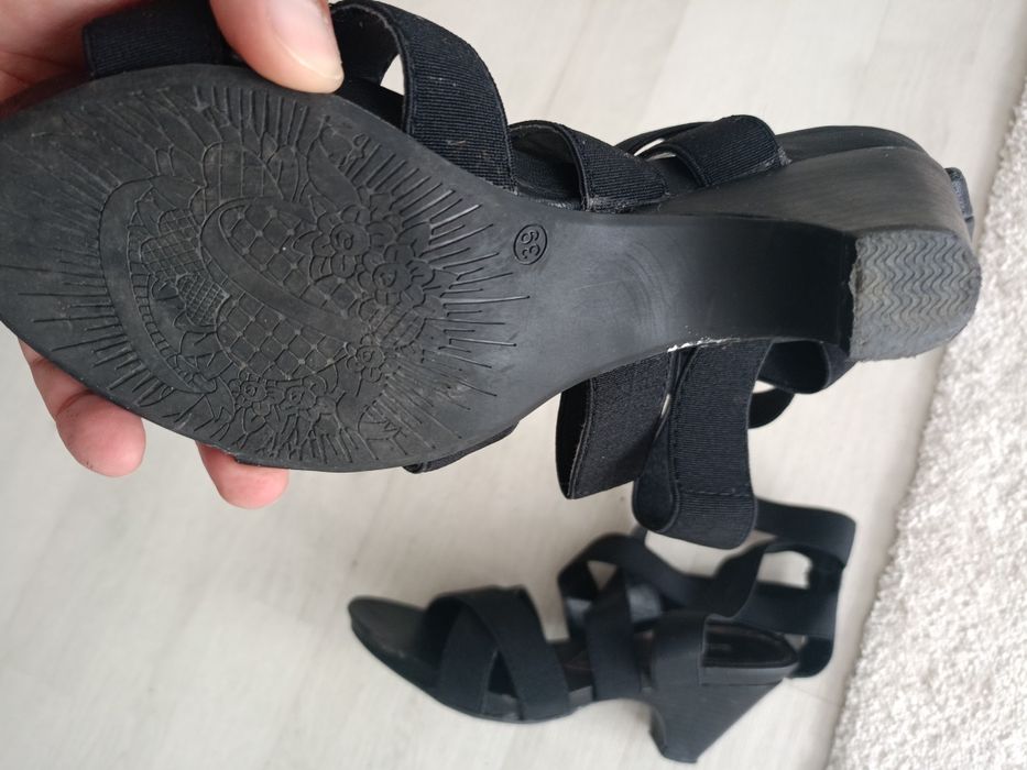 Vând sandale dama,noi,mărimea 39,produs de calitate.