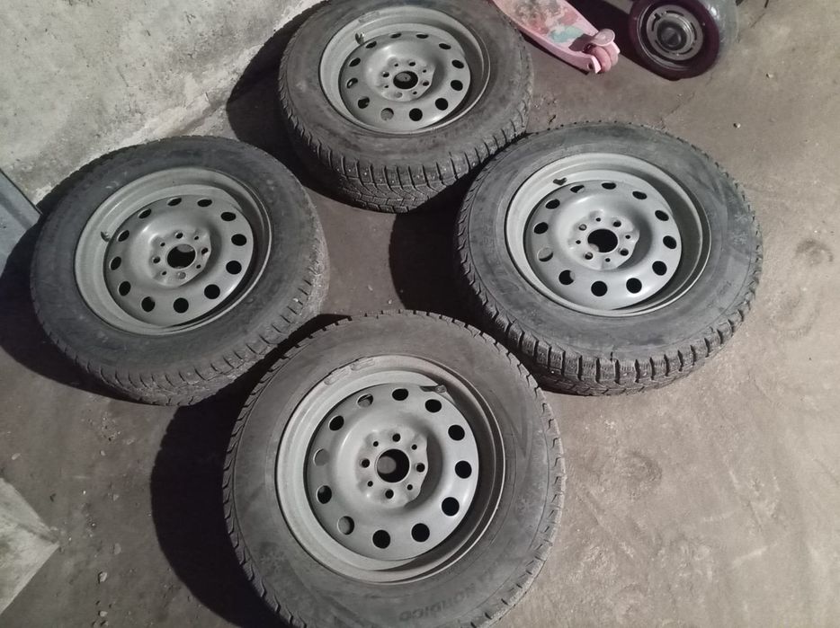 Продам зимние шины от лады