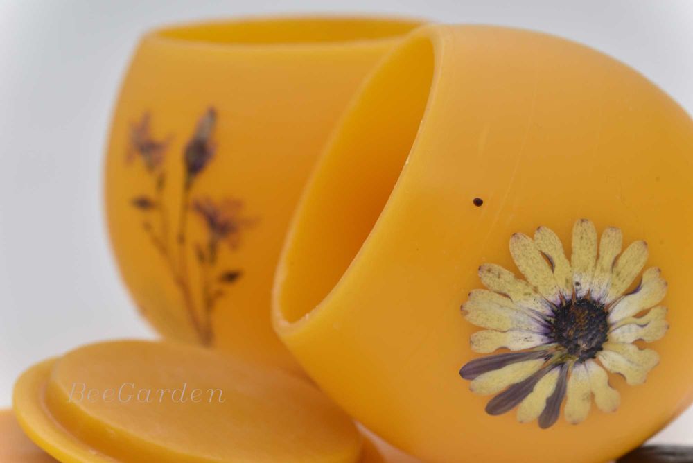 Ръчно изработено бурканче от пчелен восък с пчелен мед,