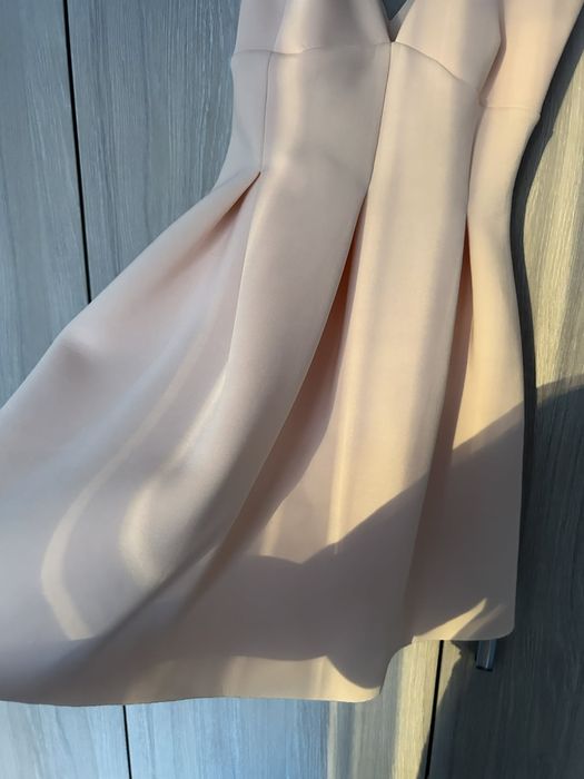 Дамска елегантна рокля бежова / официална / като нова