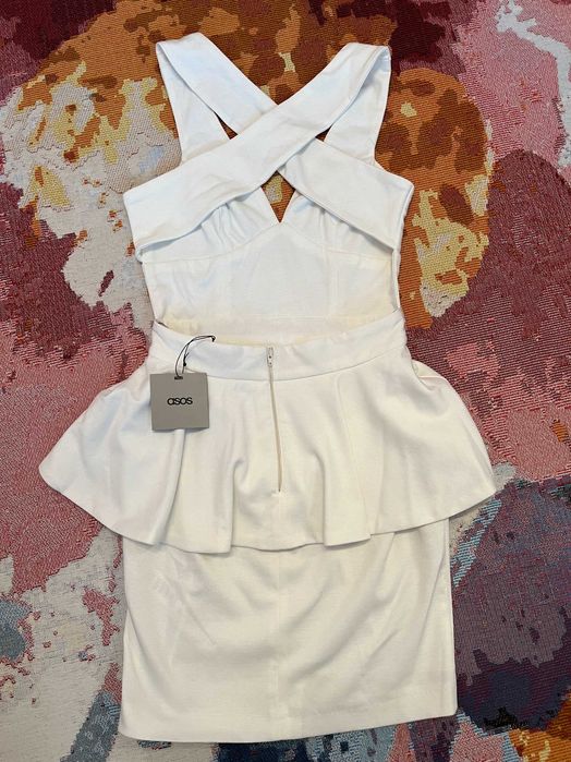 Asos чисто нова бяла рокля с гол кръстосан гръб