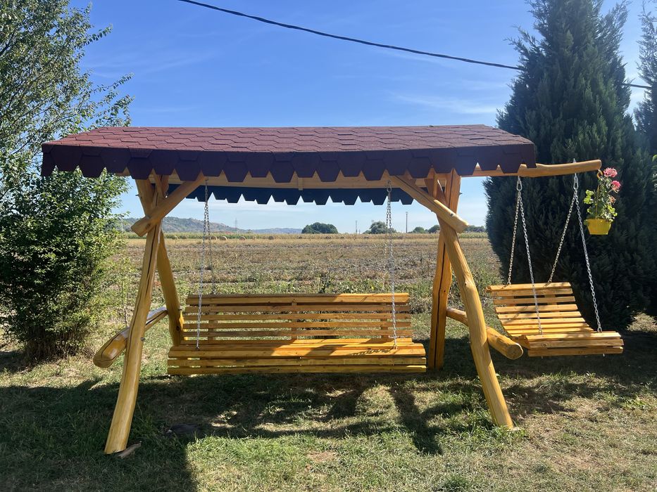 Leagăn XXL din lemn masiv de salcâm cu pui și vaze decorative