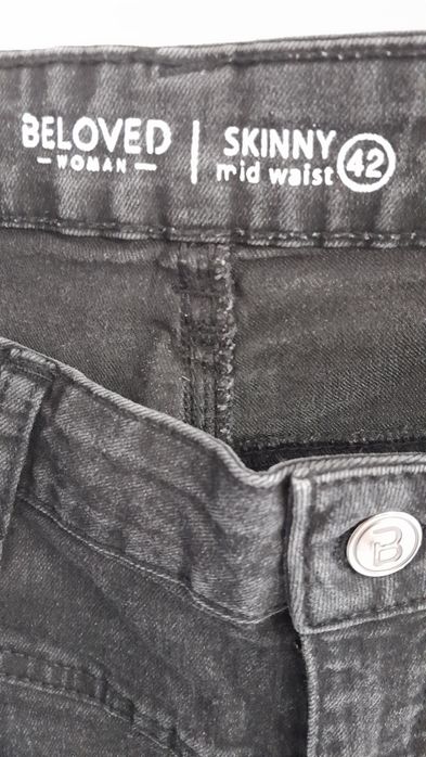 Vînd 4 perechi de blugi 42 /44 L și 1 perechie depantaloni