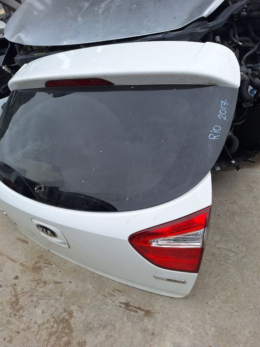 Врата багажник Kia Rio hatchback / Киа Рио хечбек 2015г.