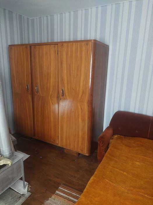 Продавам  двуетажна къща с двор в с. Горна Бешовица.