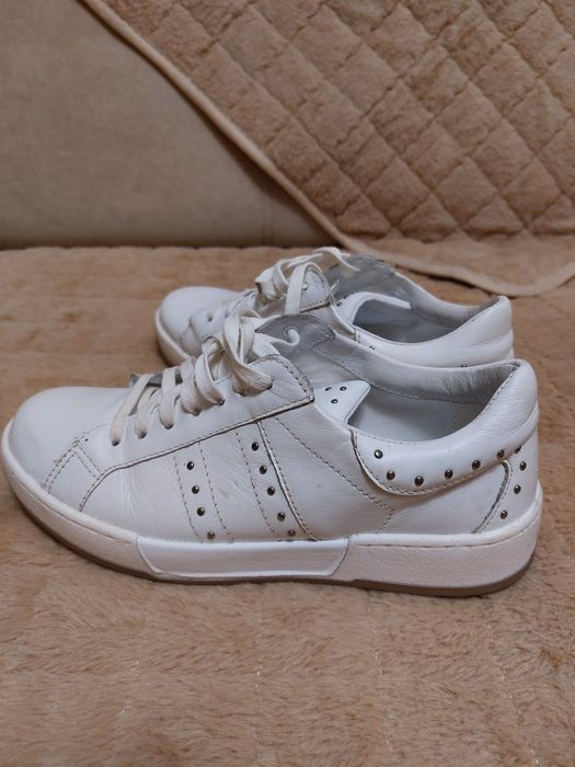 Кроссовки кожаные 36 размер