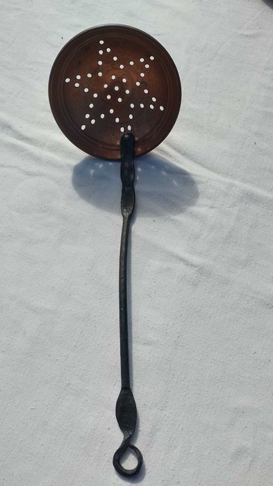 Меден решетъчен черпак и менче