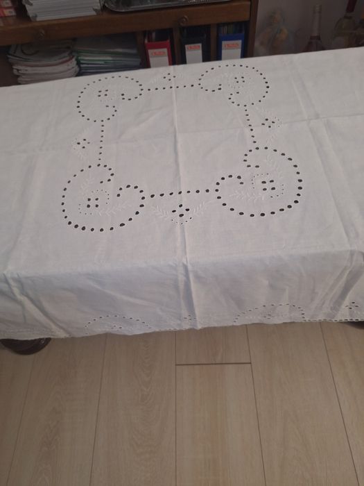 Fata  de  masa  cu  broderie  sparta