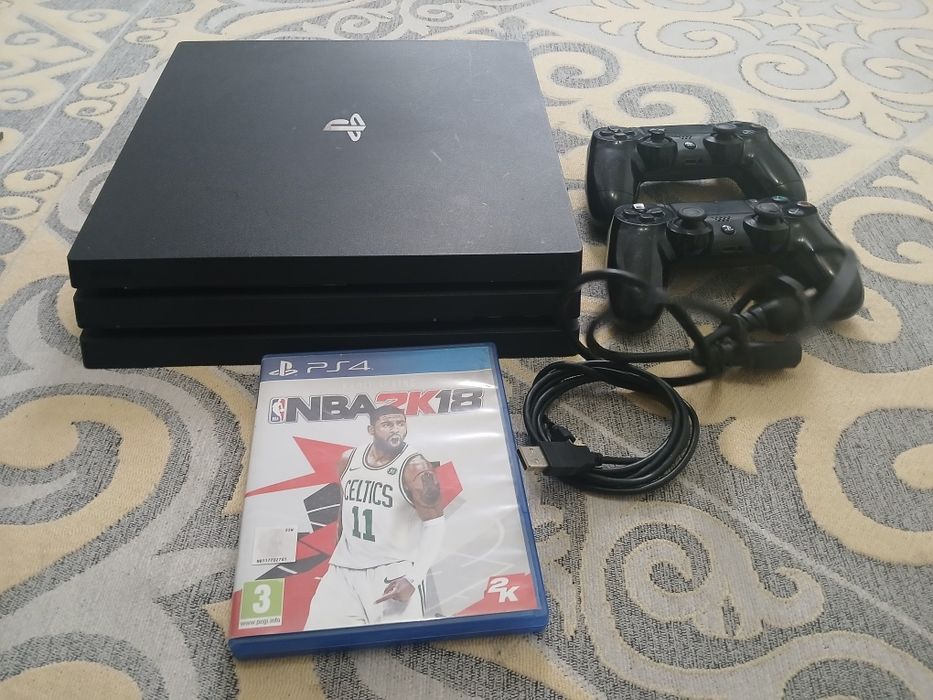 Sony PlayStation 4 PRO 4К 2 джойстика 1 диск