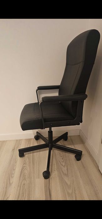 două scaune de birou în stare perfectă