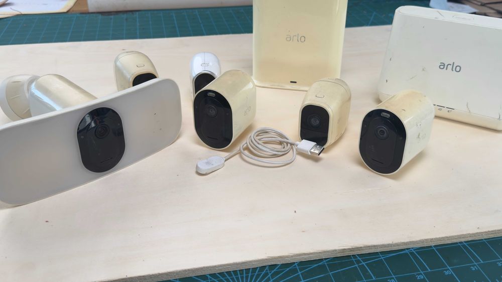 Sistem supraveghere Arlo - 6 camere + 2 statii, pachet complet
