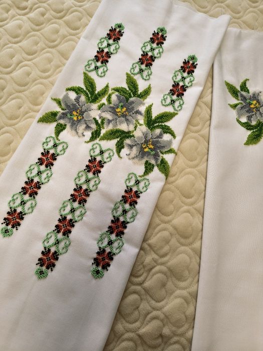 Ie cu margele cusută la mâna