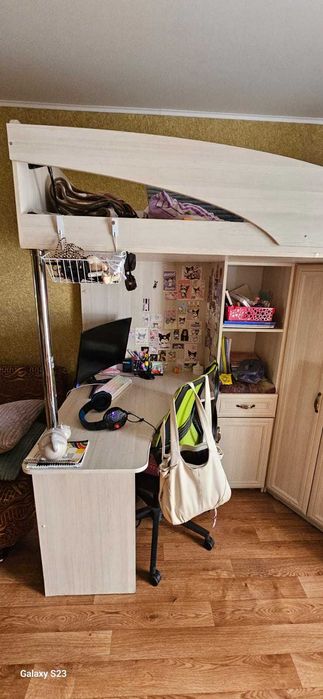 Кровать-чердак со шкафом и столом
