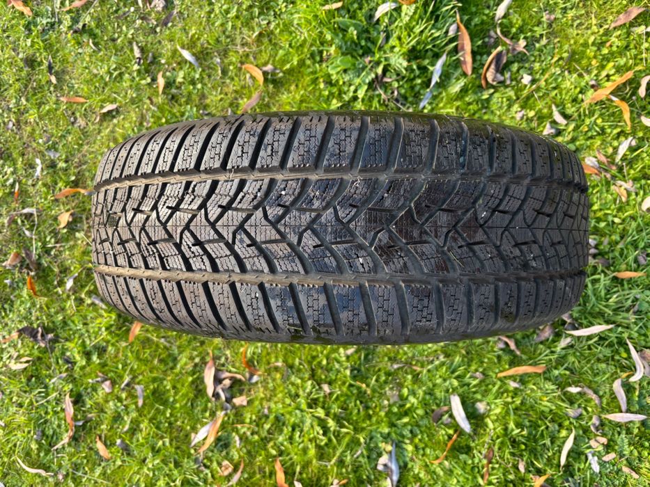 Почти нови Зимни гуми Dunlop Winter Sport 215 / 60 R16  с фактура