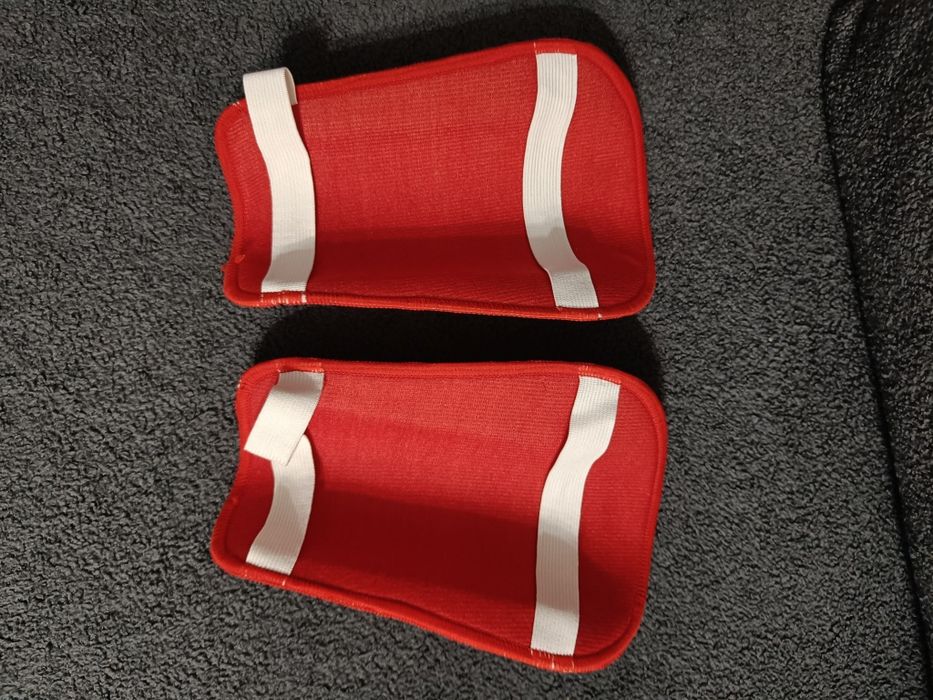 Продаю футбольные щитки