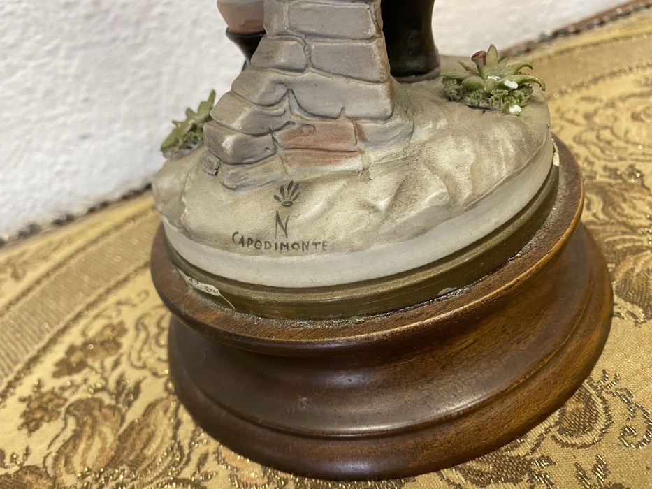 Стара италианска фигура от порцелан .